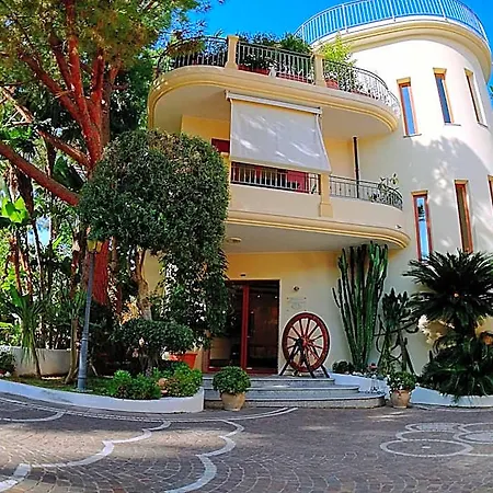Piccolo Aparthotel 4*